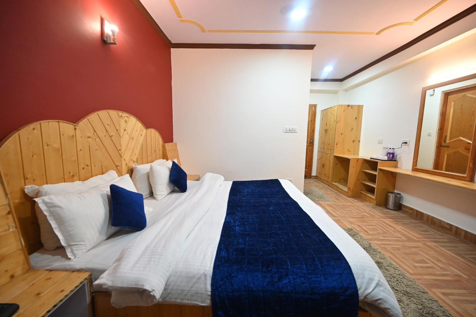 Krishana Cottage A Pure Veg !!!300 M From Hadimba Temple!!!Balcony Rooms!!!Veg Restaurant!!!Couple Friendly!!!Family Cottage!!! Manāli エクステリア 写真