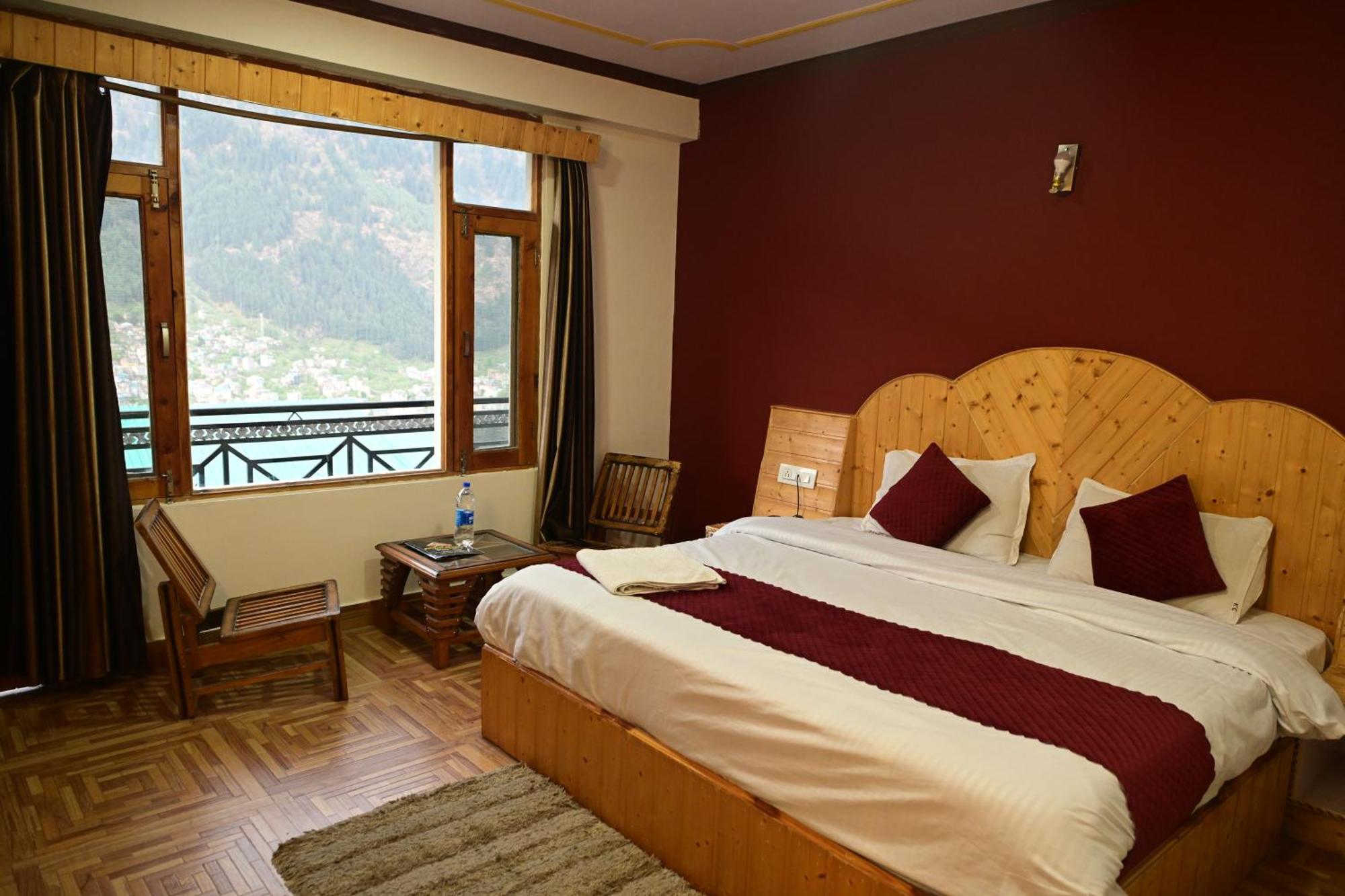 Krishana Cottage A Pure Veg !!!300 M From Hadimba Temple!!!Balcony Rooms!!!Veg Restaurant!!!Couple Friendly!!!Family Cottage!!! Manāli エクステリア 写真