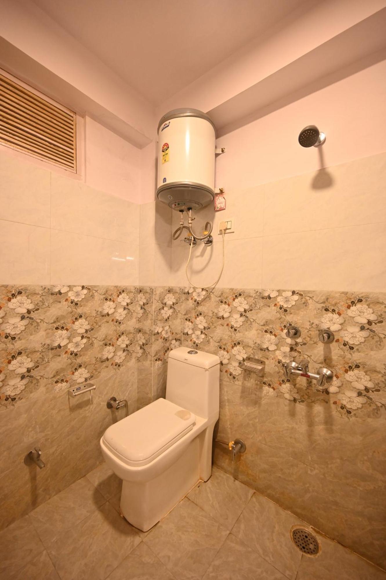 Krishana Cottage A Pure Veg !!!300 M From Hadimba Temple!!!Balcony Rooms!!!Veg Restaurant!!!Couple Friendly!!!Family Cottage!!! Manāli エクステリア 写真