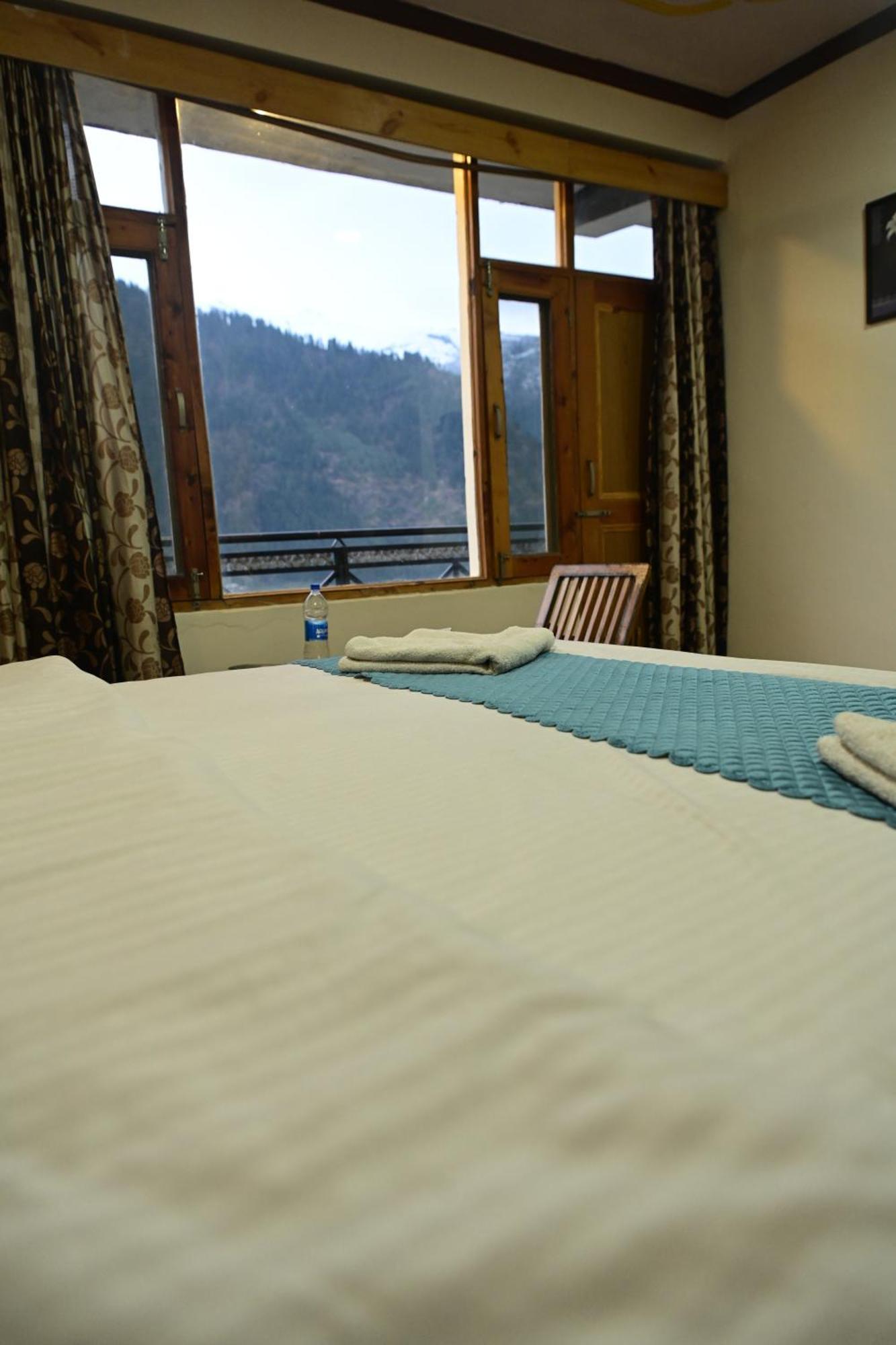 Krishana Cottage A Pure Veg !!!300 M From Hadimba Temple!!!Balcony Rooms!!!Veg Restaurant!!!Couple Friendly!!!Family Cottage!!! Manāli エクステリア 写真