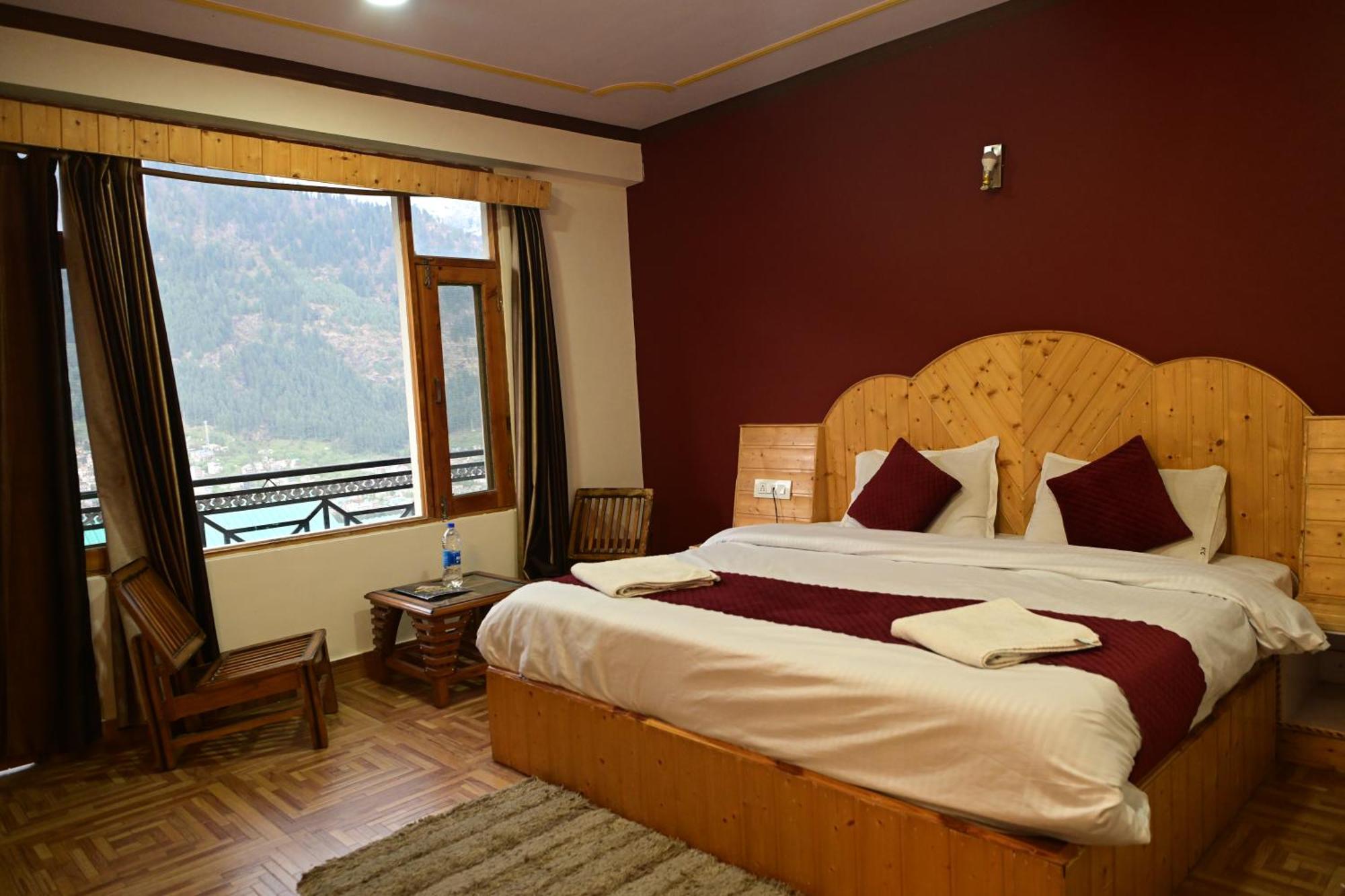 Krishana Cottage A Pure Veg !!!300 M From Hadimba Temple!!!Balcony Rooms!!!Veg Restaurant!!!Couple Friendly!!!Family Cottage!!! Manāli エクステリア 写真