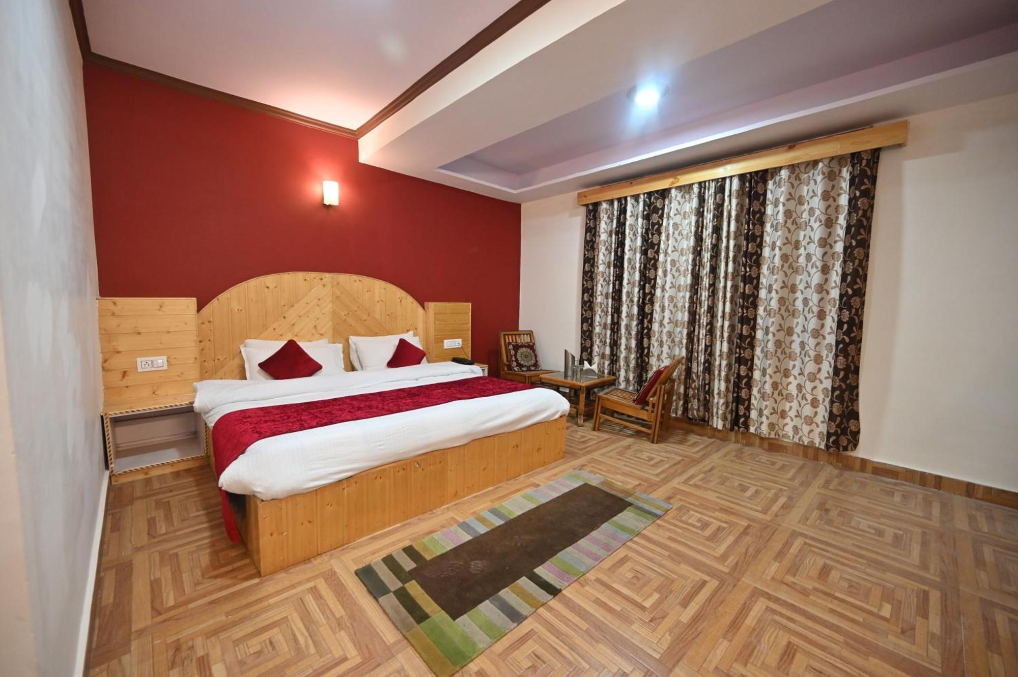 Krishana Cottage A Pure Veg !!!300 M From Hadimba Temple!!!Balcony Rooms!!!Veg Restaurant!!!Couple Friendly!!!Family Cottage!!! Manāli エクステリア 写真