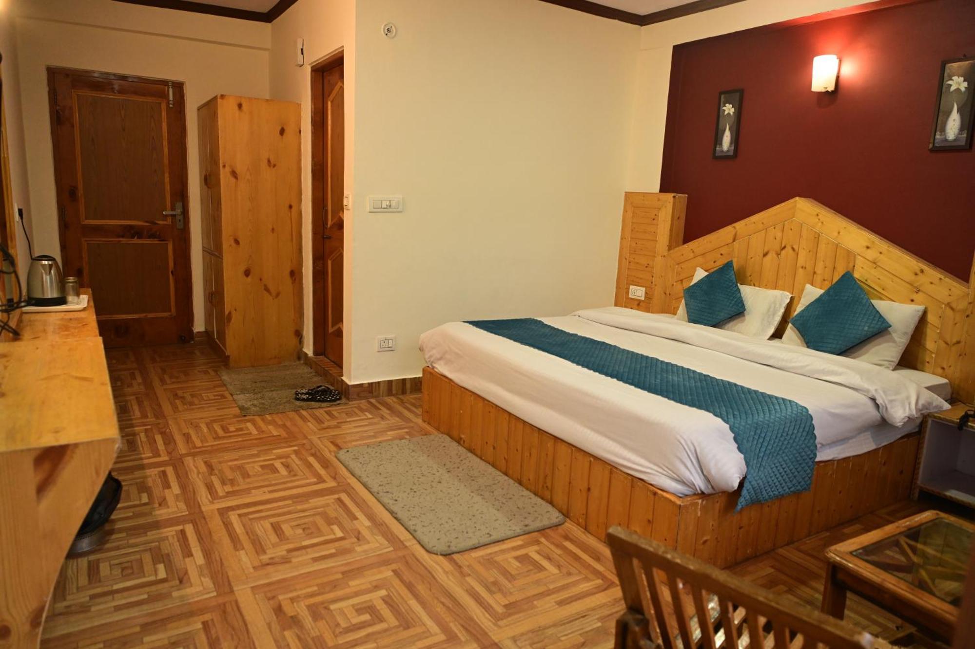 Krishana Cottage A Pure Veg !!!300 M From Hadimba Temple!!!Balcony Rooms!!!Veg Restaurant!!!Couple Friendly!!!Family Cottage!!! Manāli エクステリア 写真