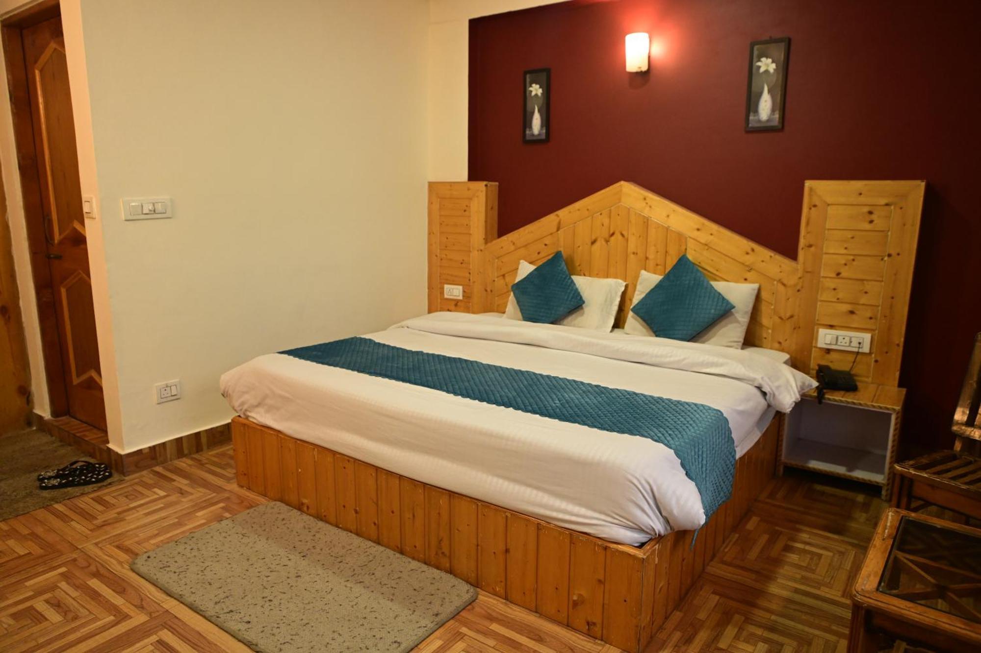 Krishana Cottage A Pure Veg !!!300 M From Hadimba Temple!!!Balcony Rooms!!!Veg Restaurant!!!Couple Friendly!!!Family Cottage!!! Manāli エクステリア 写真