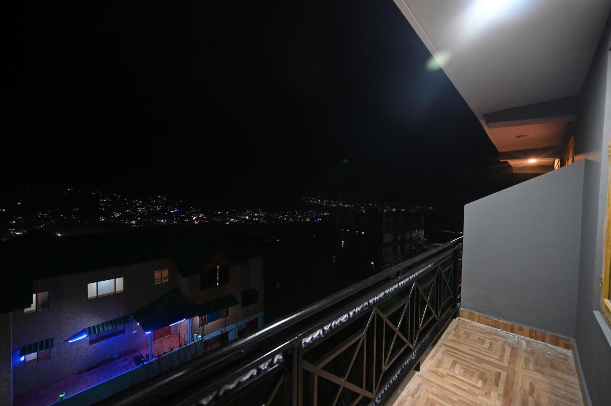 Krishana Cottage A Pure Veg !!!300 M From Hadimba Temple!!!Balcony Rooms!!!Veg Restaurant!!!Couple Friendly!!!Family Cottage!!! Manāli エクステリア 写真