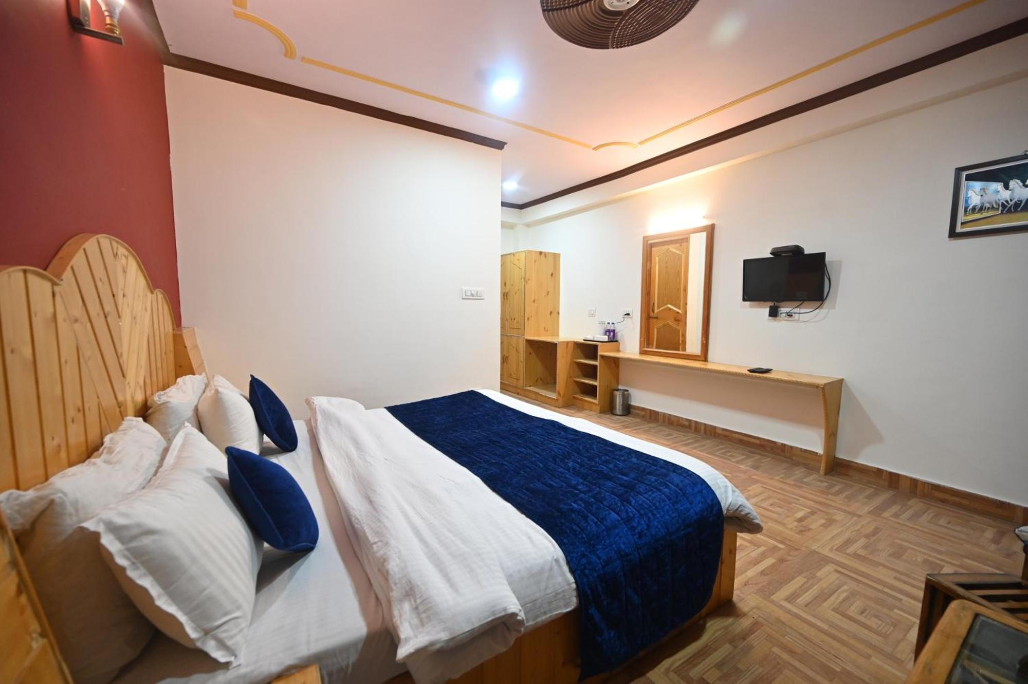 Krishana Cottage A Pure Veg !!!300 M From Hadimba Temple!!!Balcony Rooms!!!Veg Restaurant!!!Couple Friendly!!!Family Cottage!!! Manāli エクステリア 写真