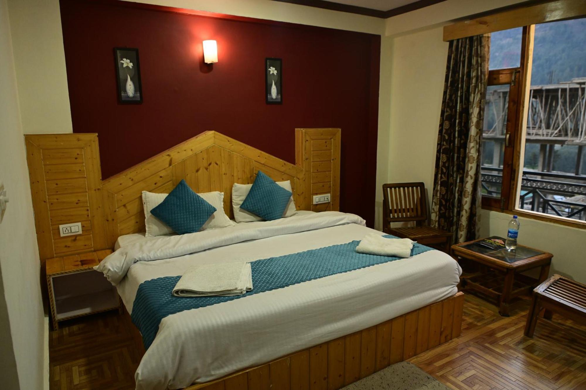 Krishana Cottage A Pure Veg !!!300 M From Hadimba Temple!!!Balcony Rooms!!!Veg Restaurant!!!Couple Friendly!!!Family Cottage!!! Manāli エクステリア 写真