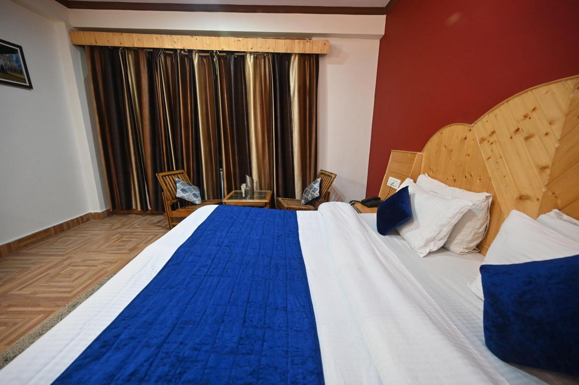 Krishana Cottage A Pure Veg !!!300 M From Hadimba Temple!!!Balcony Rooms!!!Veg Restaurant!!!Couple Friendly!!!Family Cottage!!! Manāli エクステリア 写真