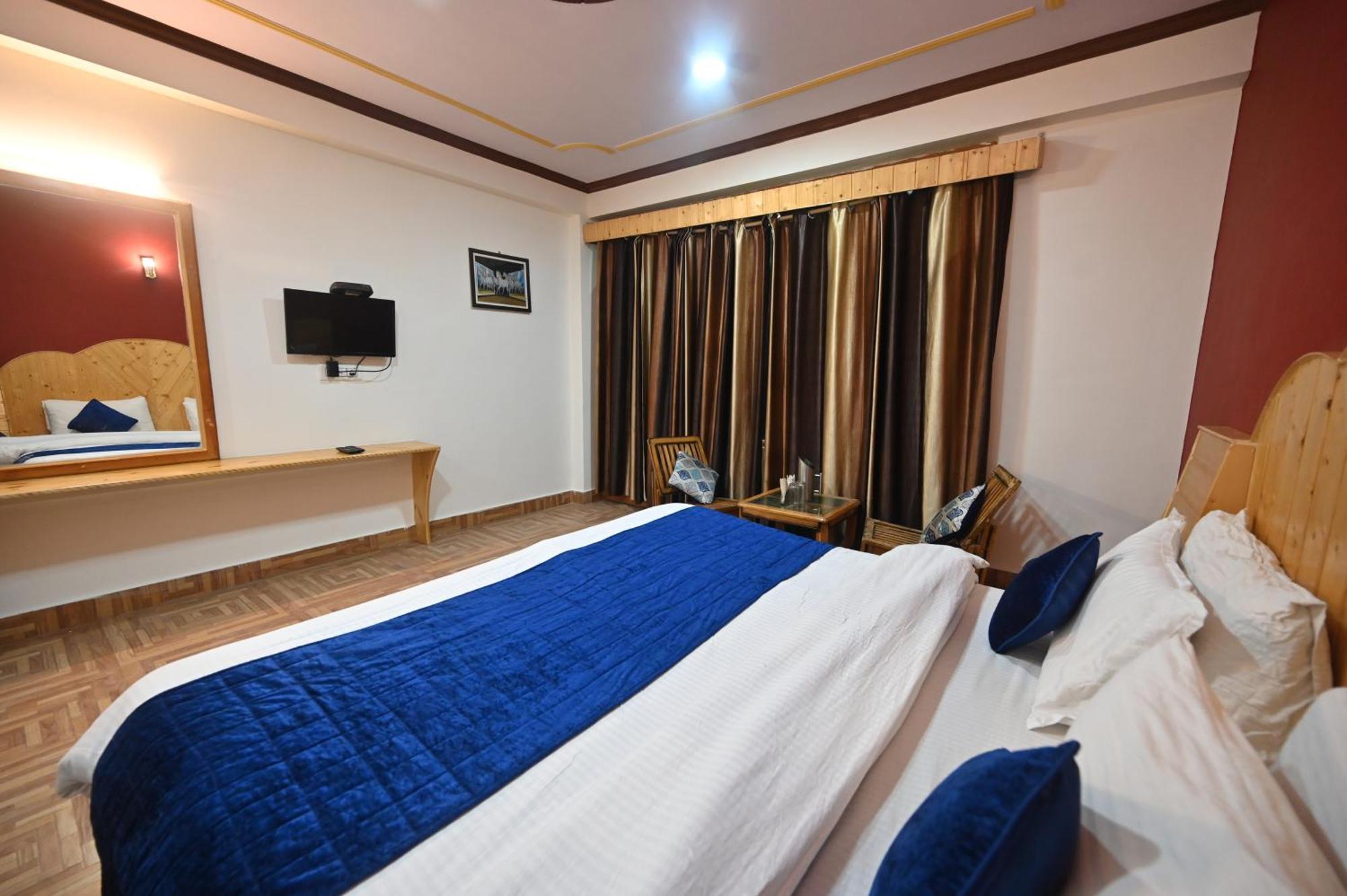 Krishana Cottage A Pure Veg !!!300 M From Hadimba Temple!!!Balcony Rooms!!!Veg Restaurant!!!Couple Friendly!!!Family Cottage!!! Manāli エクステリア 写真