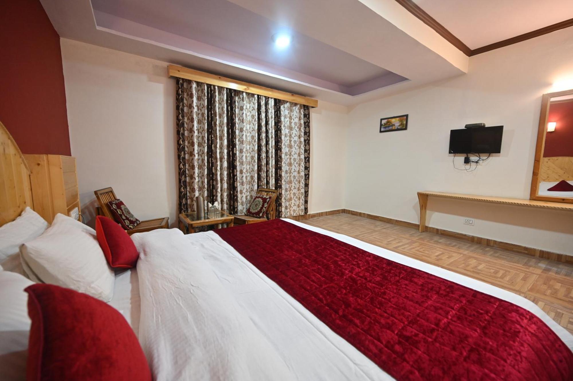 Krishana Cottage A Pure Veg !!!300 M From Hadimba Temple!!!Balcony Rooms!!!Veg Restaurant!!!Couple Friendly!!!Family Cottage!!! Manāli エクステリア 写真