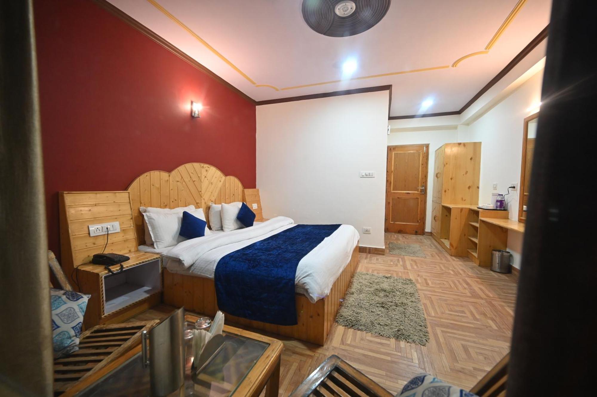 Krishana Cottage A Pure Veg !!!300 M From Hadimba Temple!!!Balcony Rooms!!!Veg Restaurant!!!Couple Friendly!!!Family Cottage!!! Manāli エクステリア 写真