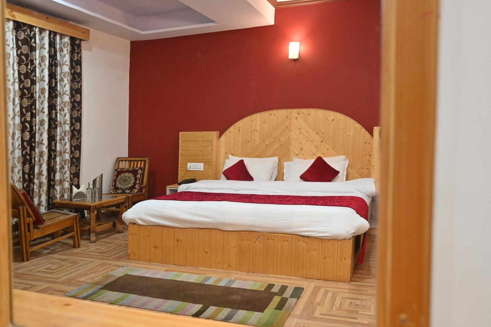 Krishana Cottage A Pure Veg !!!300 M From Hadimba Temple!!!Balcony Rooms!!!Veg Restaurant!!!Couple Friendly!!!Family Cottage!!! Manāli エクステリア 写真
