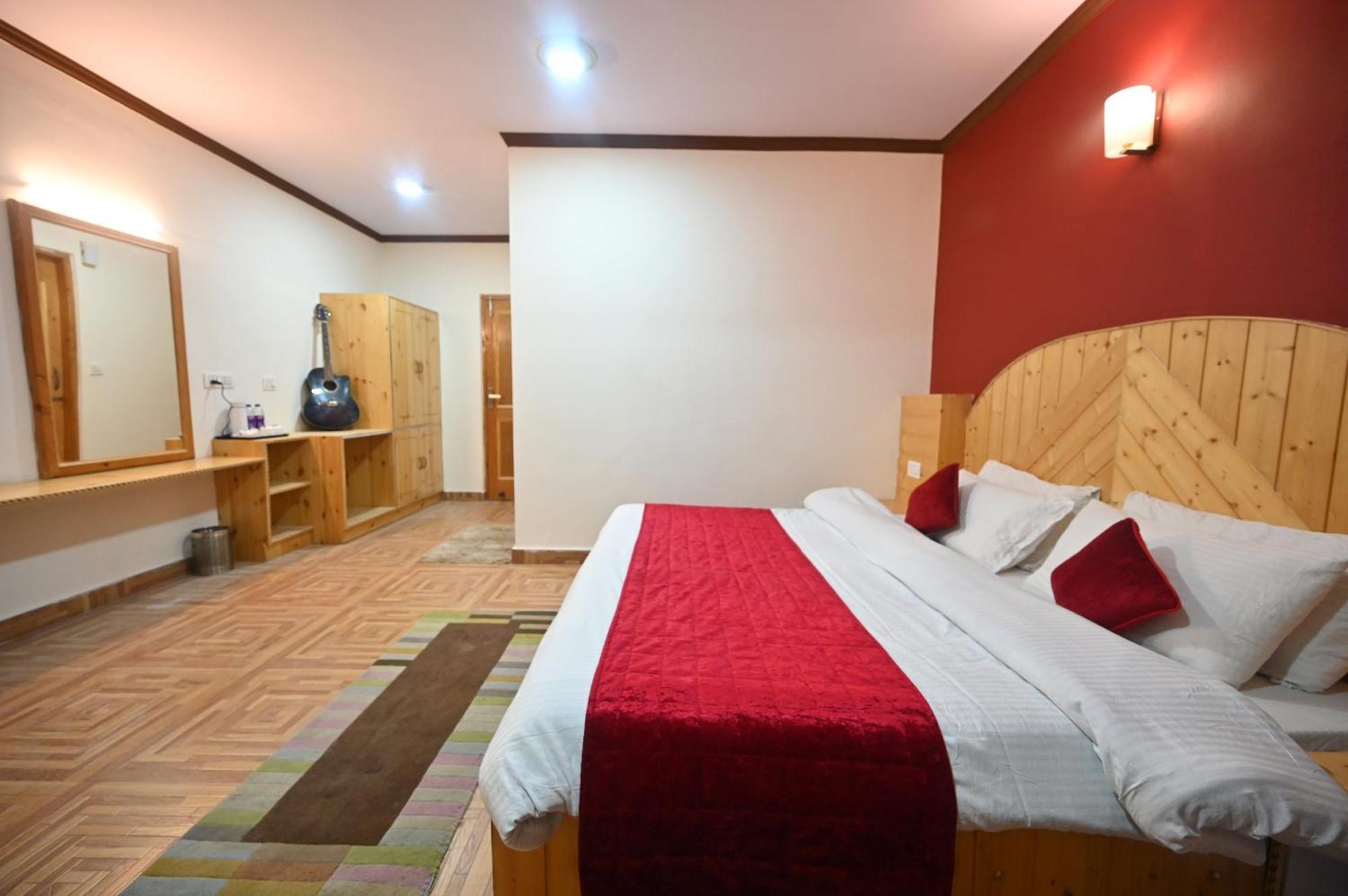 Krishana Cottage A Pure Veg !!!300 M From Hadimba Temple!!!Balcony Rooms!!!Veg Restaurant!!!Couple Friendly!!!Family Cottage!!! Manāli エクステリア 写真