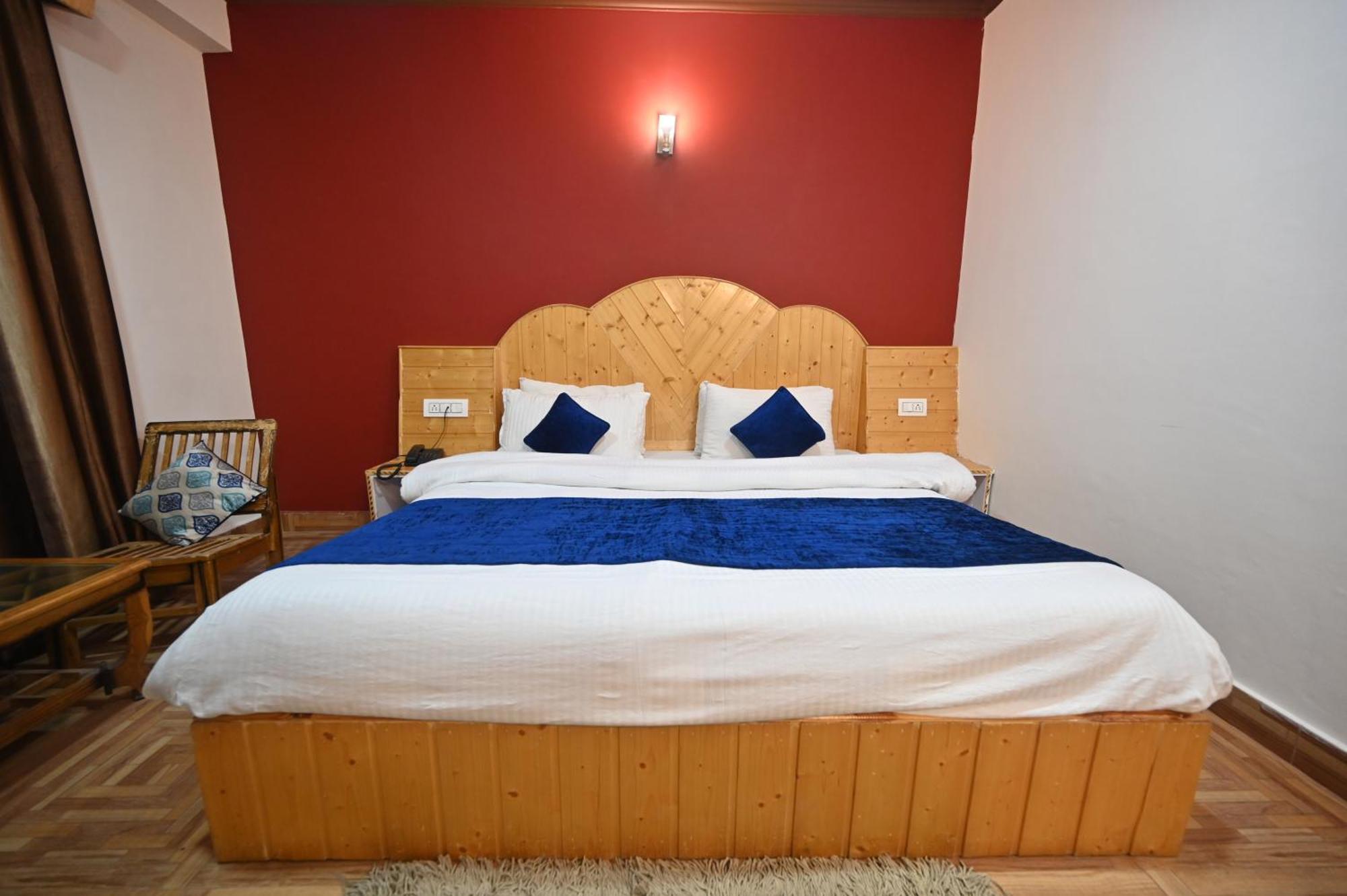Krishana Cottage A Pure Veg !!!300 M From Hadimba Temple!!!Balcony Rooms!!!Veg Restaurant!!!Couple Friendly!!!Family Cottage!!! Manāli エクステリア 写真