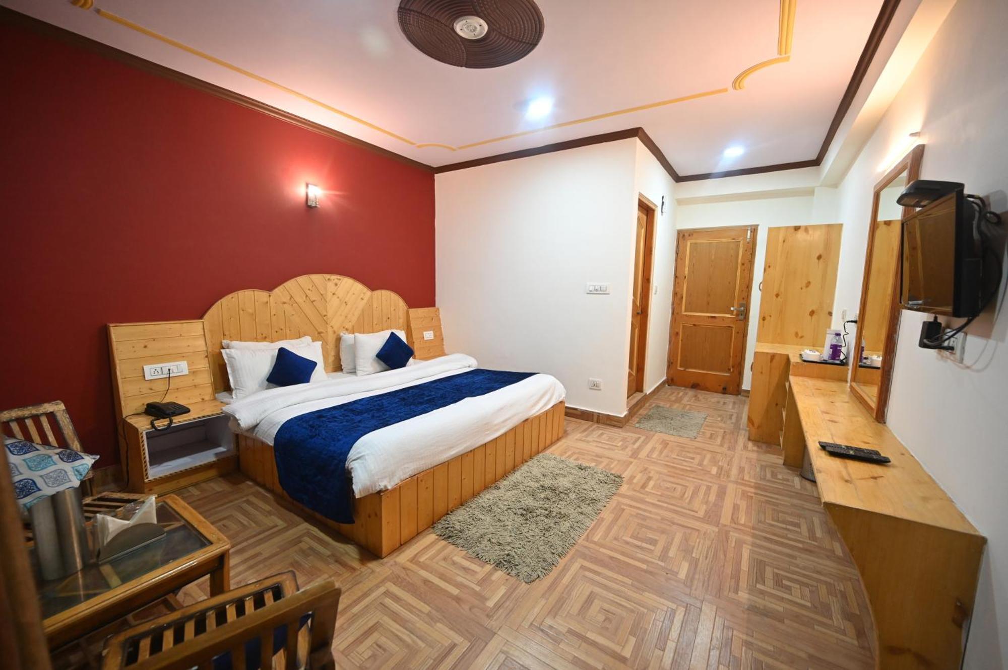 Krishana Cottage A Pure Veg !!!300 M From Hadimba Temple!!!Balcony Rooms!!!Veg Restaurant!!!Couple Friendly!!!Family Cottage!!! Manāli エクステリア 写真