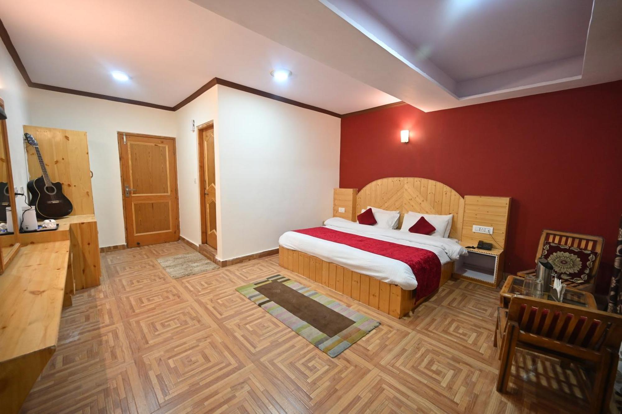 Krishana Cottage A Pure Veg !!!300 M From Hadimba Temple!!!Balcony Rooms!!!Veg Restaurant!!!Couple Friendly!!!Family Cottage!!! Manāli エクステリア 写真