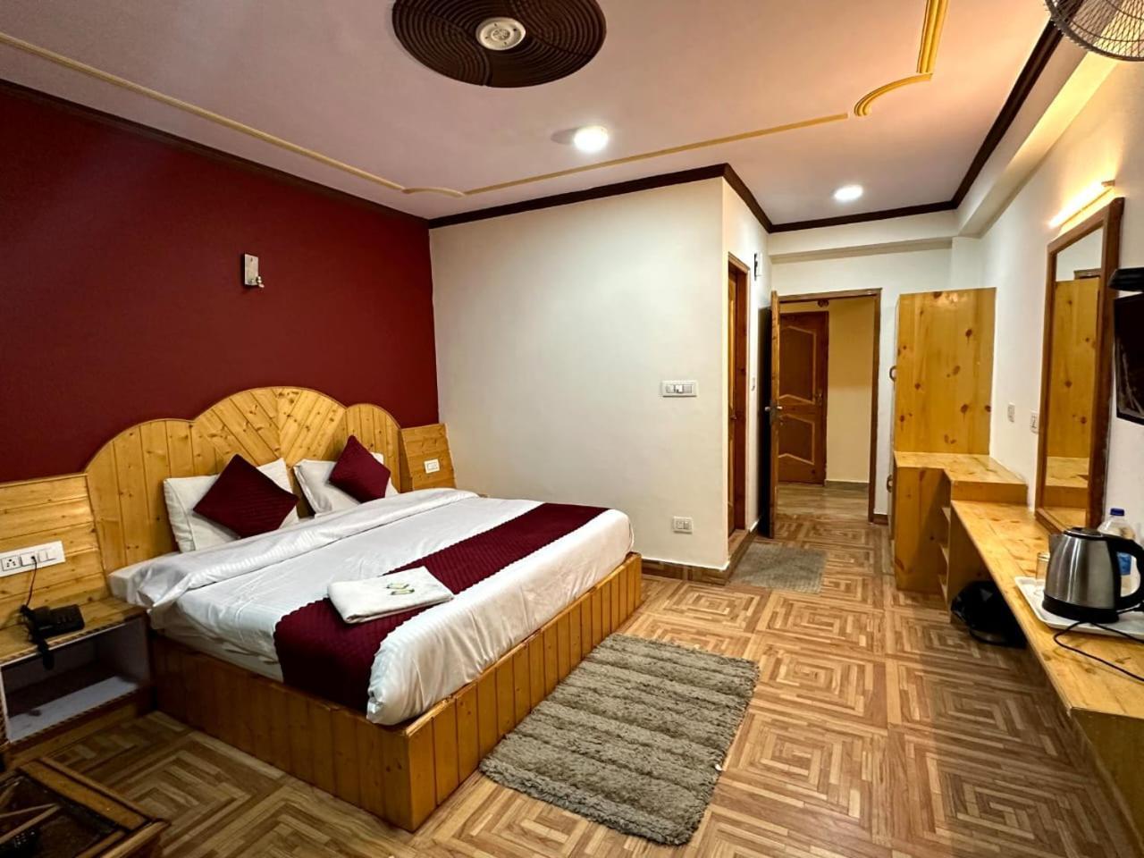 Krishana Cottage A Pure Veg !!!300 M From Hadimba Temple!!!Balcony Rooms!!!Veg Restaurant!!!Couple Friendly!!!Family Cottage!!! Manāli 部屋 写真