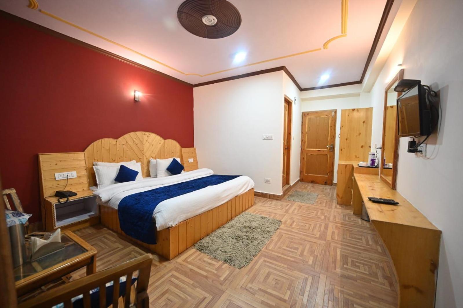 Krishana Cottage A Pure Veg !!!300 M From Hadimba Temple!!!Balcony Rooms!!!Veg Restaurant!!!Couple Friendly!!!Family Cottage!!! Manāli 部屋 写真