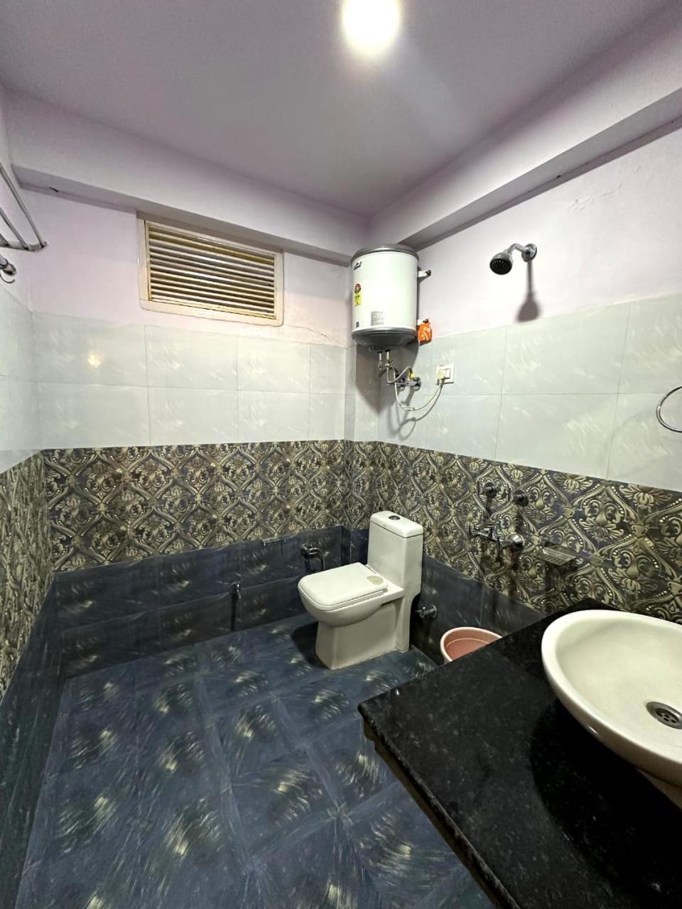 Krishana Cottage A Pure Veg !!!300 M From Hadimba Temple!!!Balcony Rooms!!!Veg Restaurant!!!Couple Friendly!!!Family Cottage!!! Manāli エクステリア 写真