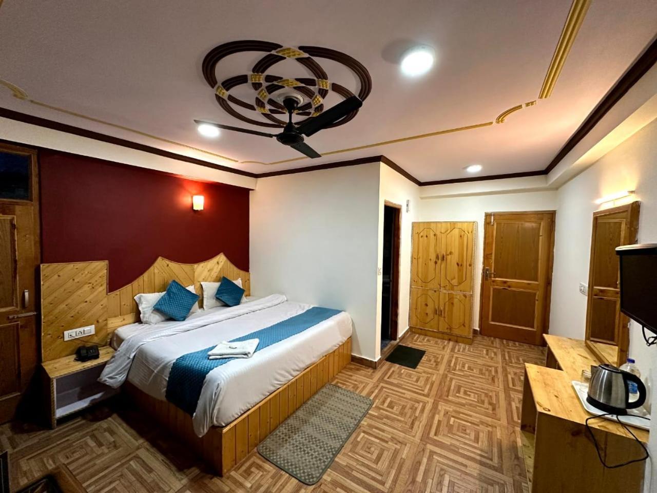 Krishana Cottage A Pure Veg !!!300 M From Hadimba Temple!!!Balcony Rooms!!!Veg Restaurant!!!Couple Friendly!!!Family Cottage!!! Manāli エクステリア 写真