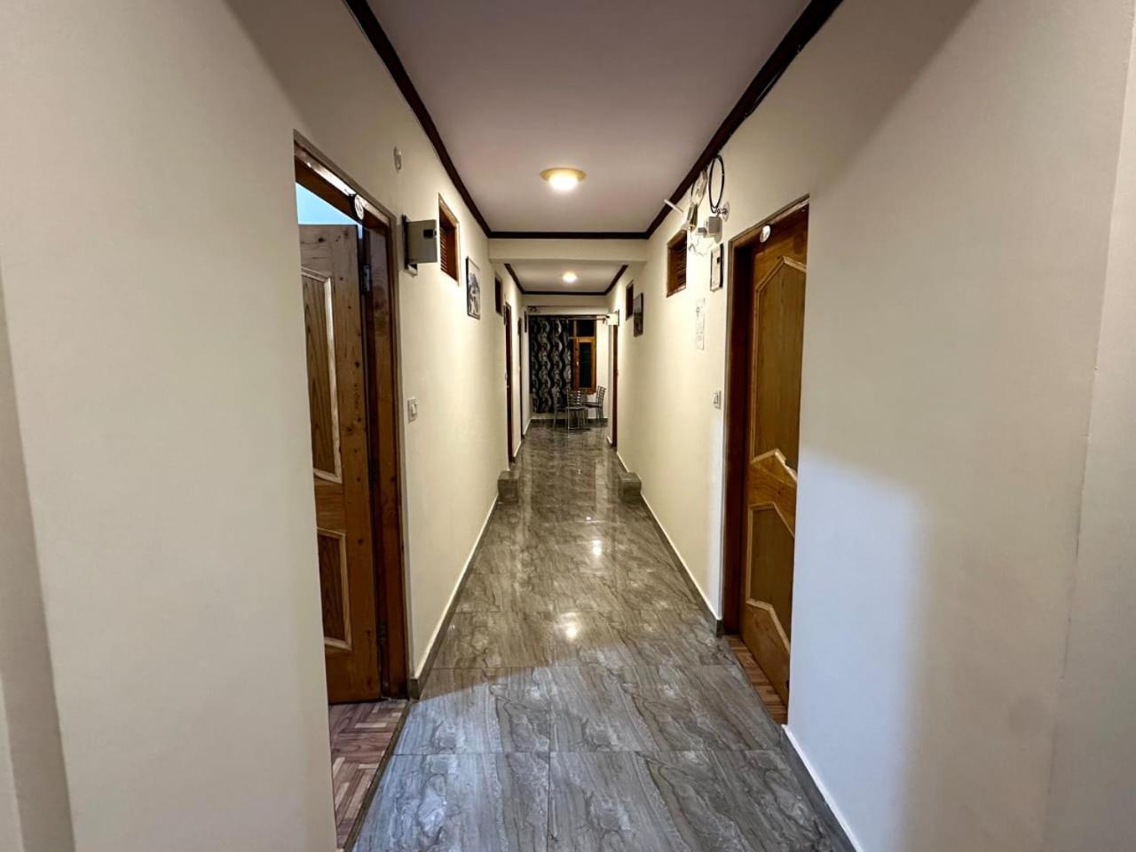 Krishana Cottage A Pure Veg !!!300 M From Hadimba Temple!!!Balcony Rooms!!!Veg Restaurant!!!Couple Friendly!!!Family Cottage!!! Manāli エクステリア 写真