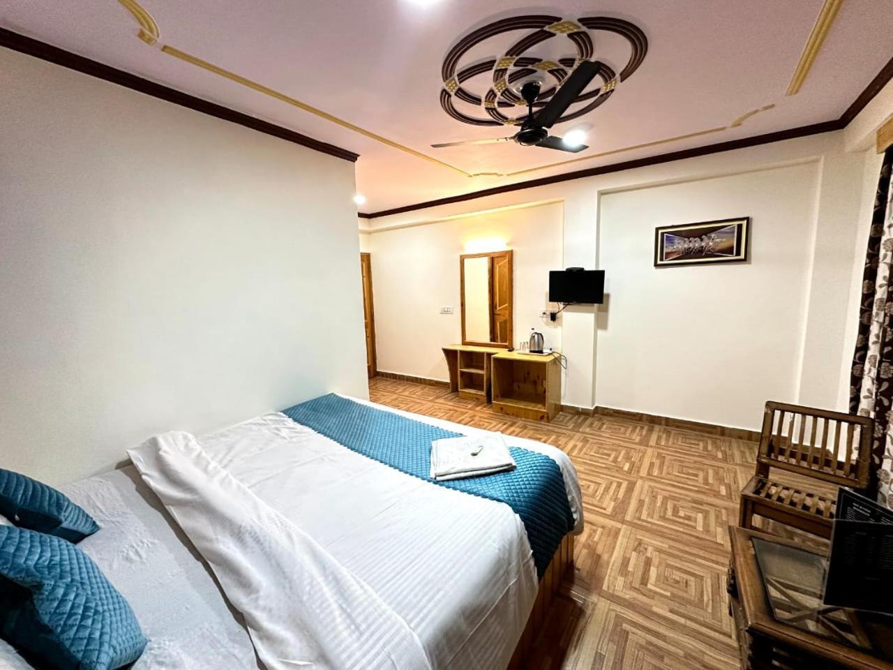 Krishana Cottage A Pure Veg !!!300 M From Hadimba Temple!!!Balcony Rooms!!!Veg Restaurant!!!Couple Friendly!!!Family Cottage!!! Manāli エクステリア 写真