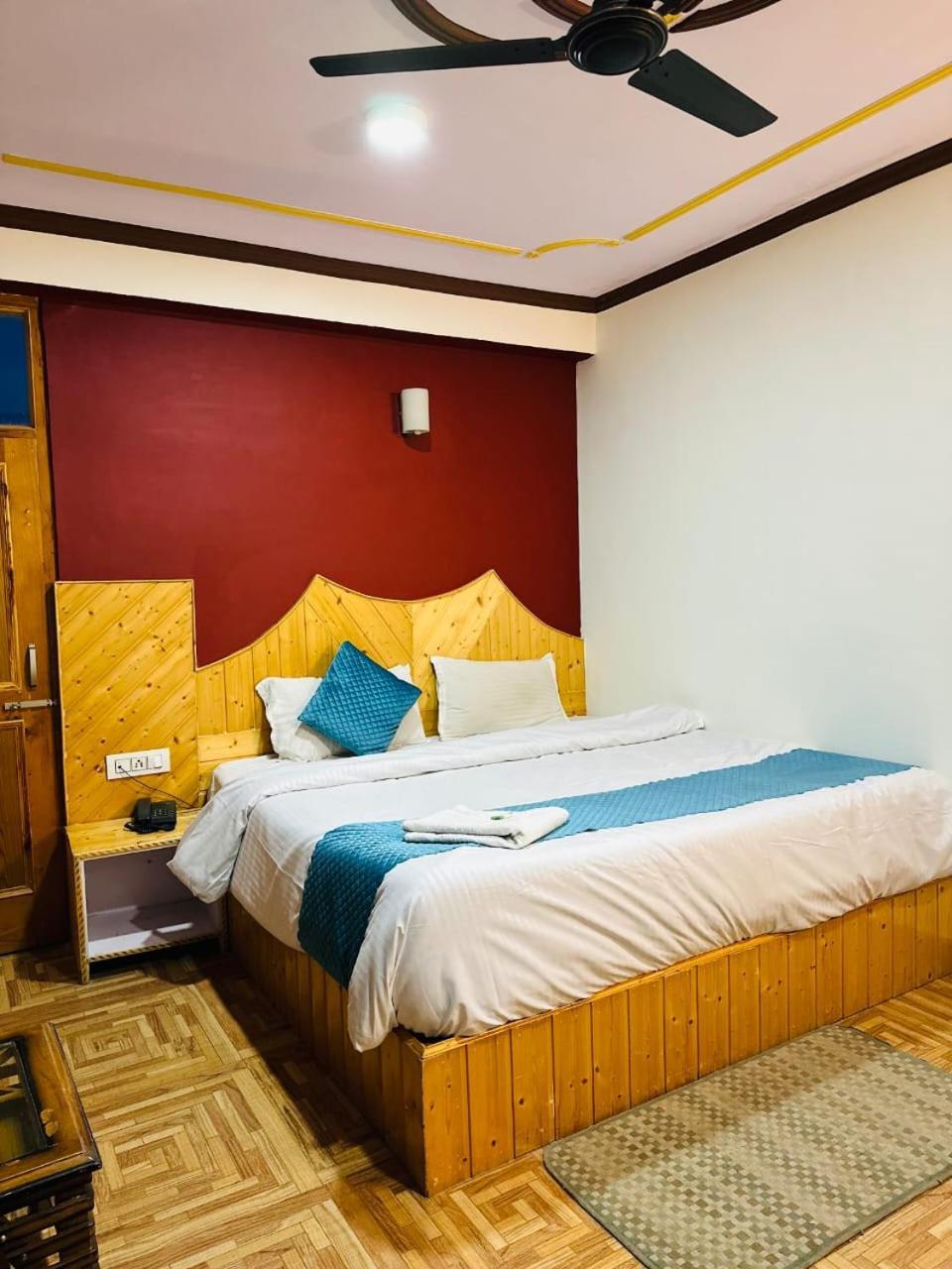 Krishana Cottage A Pure Veg !!!300 M From Hadimba Temple!!!Balcony Rooms!!!Veg Restaurant!!!Couple Friendly!!!Family Cottage!!! Manāli エクステリア 写真